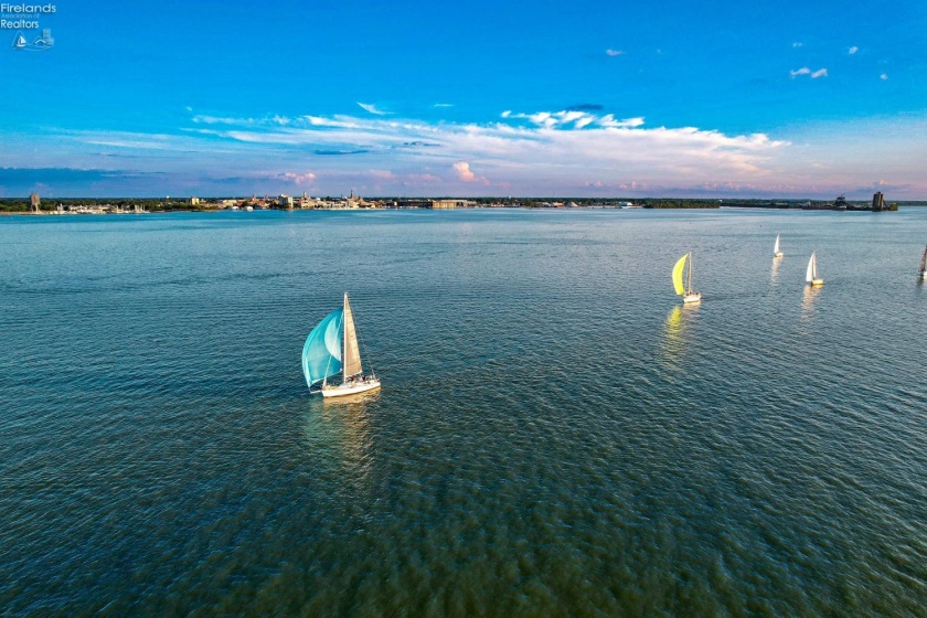 401 Shoreline Drive, Sandusky, 44870, 2 Bedrooms Bedrooms, ,2 BathroomsBathrooms,Residential,For Sale,Shoreline,20260038