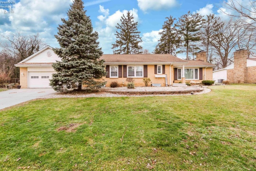 20 Pinecrest Drive, Tiffin, 44883, 3 Bedrooms Bedrooms, ,4 BathroomsBathrooms,Residential,For Sale,Pinecrest,20254839