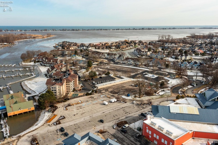 32 Marina Point Drive, Sandusky, 44870, 2 Bedrooms Bedrooms, ,2 BathroomsBathrooms,Residential,For Sale,Marina Point,20260100