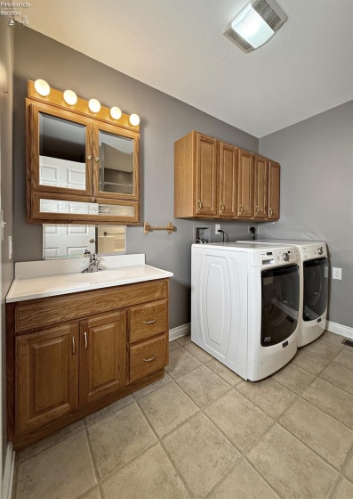 2010 Dickinson Street, Fremont, 43420, 2 Bedrooms Bedrooms, ,2 BathroomsBathrooms,Residential,For Sale,Dickinson,20260206