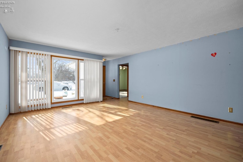 14015 Lake Road, Vermilion, 44089, 3 Bedrooms Bedrooms, ,2 BathroomsBathrooms,Residential,For Sale,Lake,20260270