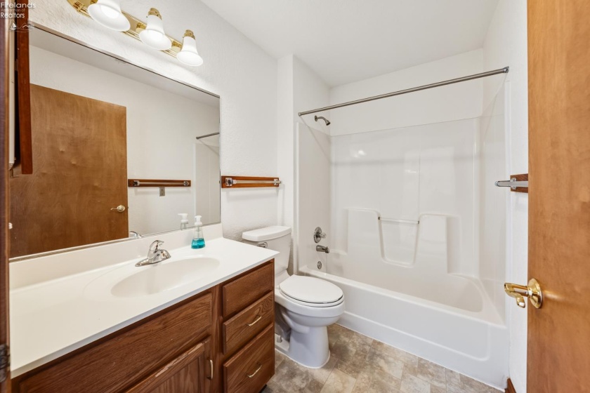 590 Vineyard Circle, Port Clinton, 43452, 2 Bedrooms Bedrooms, ,2 BathroomsBathrooms,Residential,For Sale,Vineyard,20260296