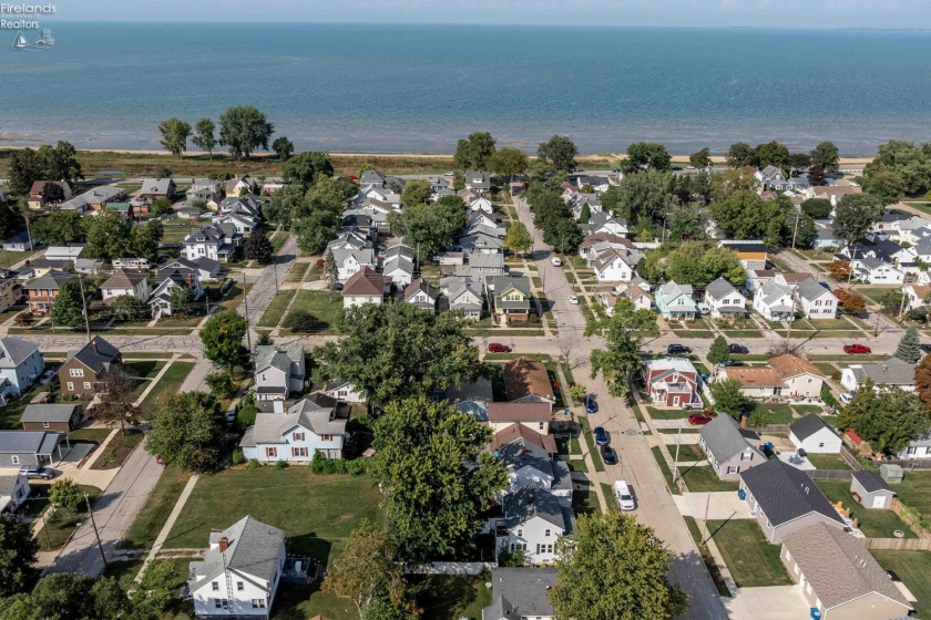 218 Elm, Port Clinton, 43452, 3 Bedrooms Bedrooms, ,2 BathroomsBathrooms,Residential,For Sale,Elm,20260353