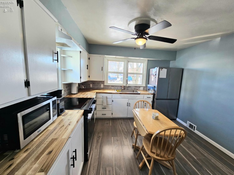 606 Fremont Road, Port Clinton, 43452, 2 Bedrooms Bedrooms, ,1 BathroomBathrooms,Residential,For Sale,Fremont,20260331