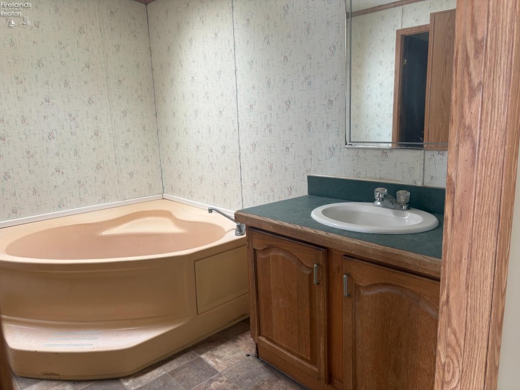 1121 Clayberg Road, Greenwich, 44387, 2 Bedrooms Bedrooms, ,2 BathroomsBathrooms,Residential,For Sale,Clayberg,20260421