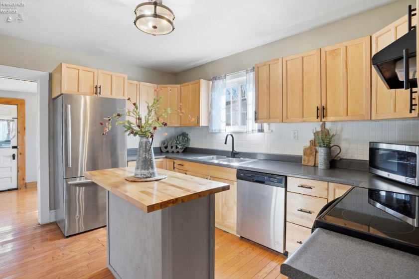 209 Pleasant Street, Bellevue, 44811, 3 Bedrooms Bedrooms, ,2 BathroomsBathrooms,Residential,For Sale,Pleasant,20260512