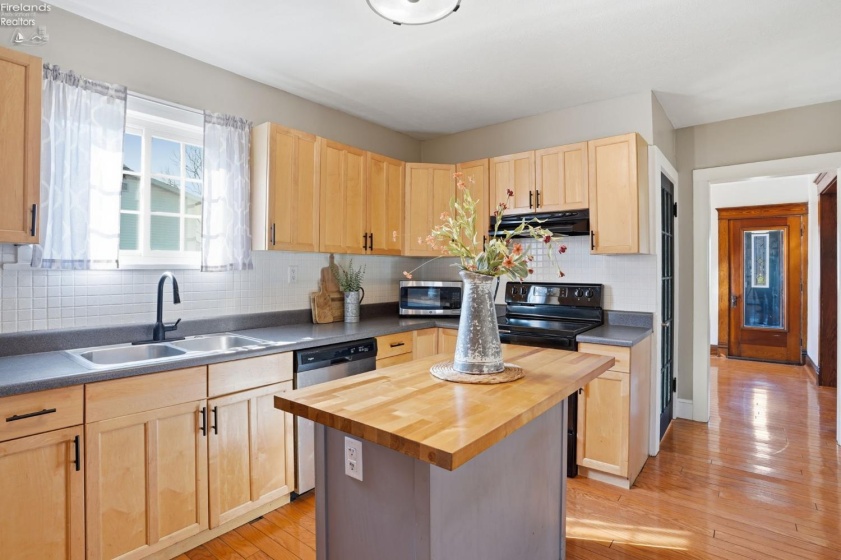 209 Pleasant Street, Bellevue, 44811, 3 Bedrooms Bedrooms, ,2 BathroomsBathrooms,Residential,For Sale,Pleasant,20260512