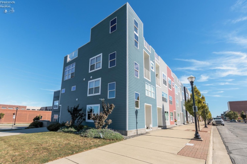 415 Water Street, Sandusky, 44870, 2 Bedrooms Bedrooms, ,3 BathroomsBathrooms,Residential,For Sale,Water,20260635