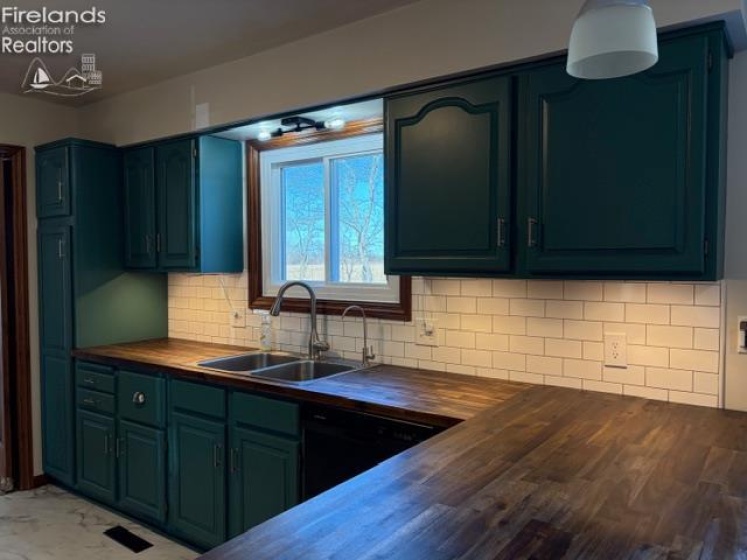 145 W. Woodmere Drive, Tiffin, 44883, 5 Bedrooms Bedrooms, ,3 BathroomsBathrooms,Residential,For Sale,W. Woodmere Drive,20260577