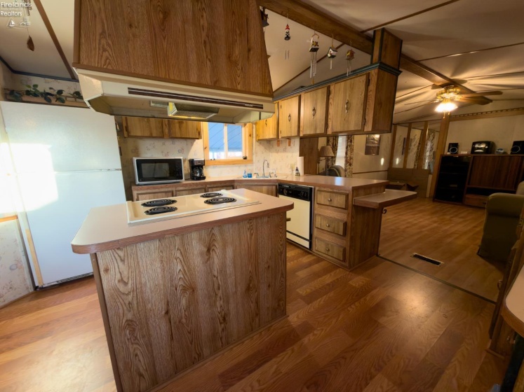 118 Driftwood Drive, Port Clinton, 43452, 2 Bedrooms Bedrooms, ,2 BathroomsBathrooms,Residential,For Sale,Driftwood,20260663