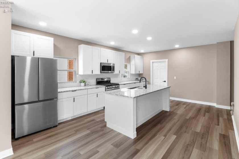 817 Main Street, Bellevue, 44811, 5 Bedrooms Bedrooms, ,3 BathroomsBathrooms,Residential,For Sale,Main,20260842