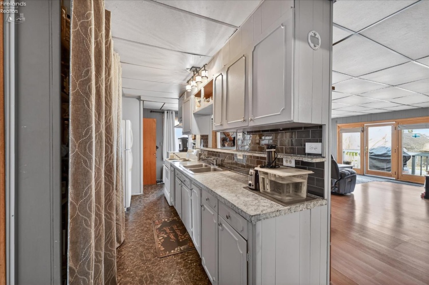 960 Shore Boulevard, Put-In-Bay, 43456, 4 Bedrooms Bedrooms, ,2 BathroomsBathrooms,Residential,For Sale,Shore,20260880