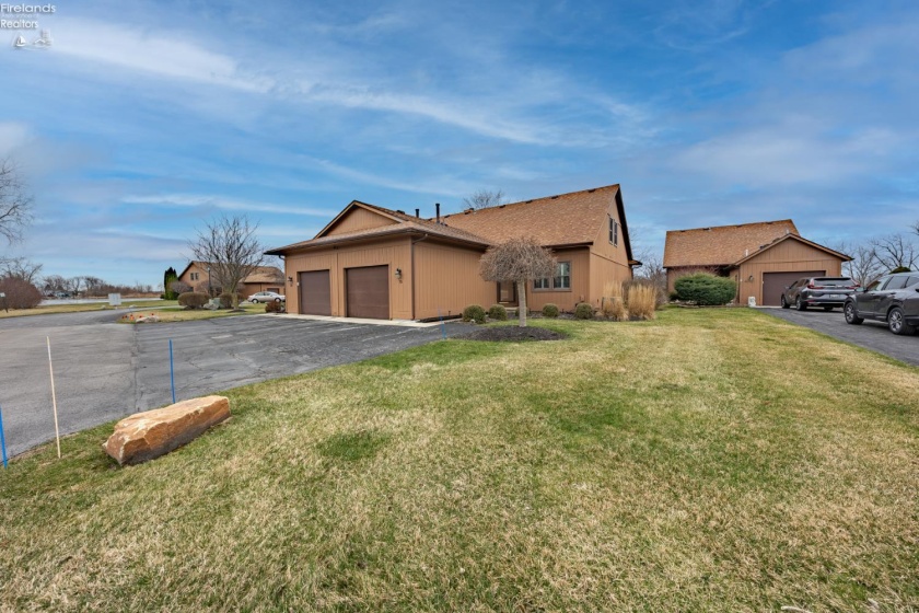 70 Harbors End Drive, Port Clinton, 43452, 2 Bedrooms Bedrooms, ,2 BathroomsBathrooms,Residential,For Sale,Harbors End,20260909