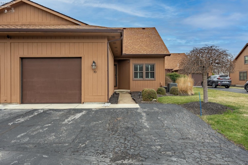 70 Harbors End Drive, Port Clinton, 43452, 2 Bedrooms Bedrooms, ,2 BathroomsBathrooms,Residential,For Sale,Harbors End,20260909