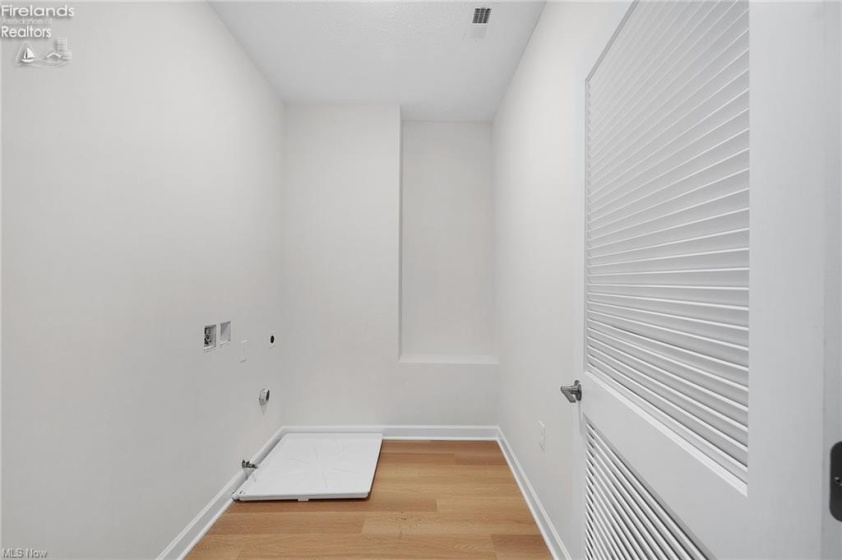 445 Harbor Lane, Lorain, 44052, ,3 BathroomsBathrooms,Residential,For Sale,Harbor,20261006