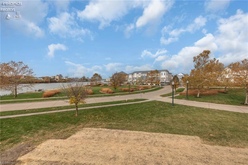 445 Harbor Lane, Lorain, 44052, ,3 BathroomsBathrooms,Residential,For Sale,Harbor,20261006