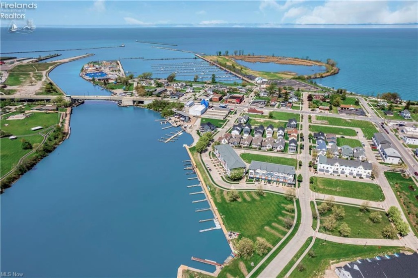 445 Harbor Lane, Lorain, 44052, ,3 BathroomsBathrooms,Residential,For Sale,Harbor,20261006