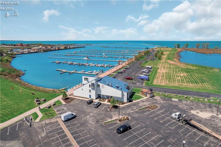 445 Harbor Lane, Lorain, 44052, ,3 BathroomsBathrooms,Residential,For Sale,Harbor,20261006