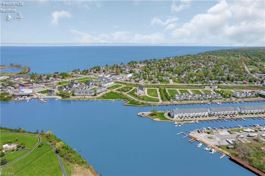 445 Harbor Lane, Lorain, 44052, ,3 BathroomsBathrooms,Residential,For Sale,Harbor,20261006