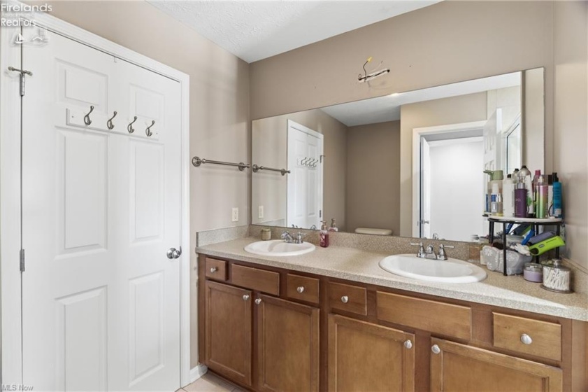 323 Arizona Avenue, Lorain, 44052, 2 Bedrooms Bedrooms, ,3 BathroomsBathrooms,Residential,For Sale,Arizona,20261030