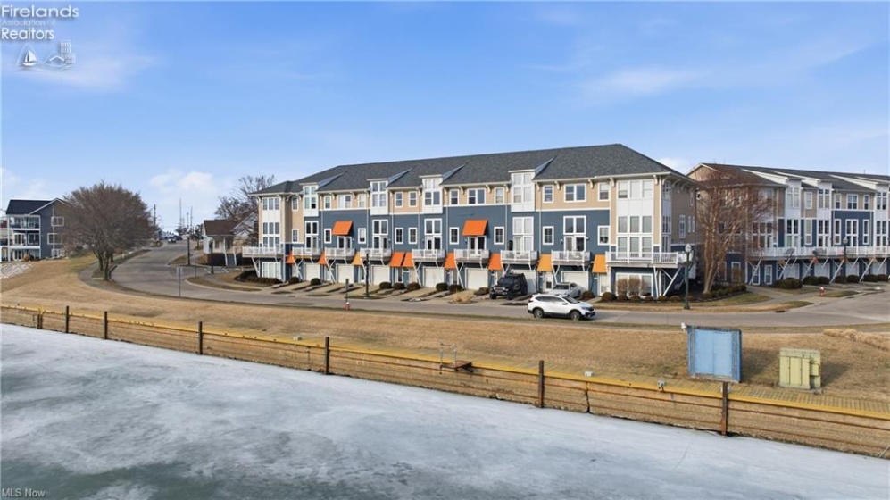 323 Arizona Avenue, Lorain, 44052, 2 Bedrooms Bedrooms, ,3 BathroomsBathrooms,Residential,For Sale,Arizona,20261030