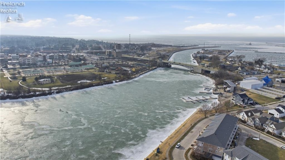 323 Arizona Avenue, Lorain, 44052, 2 Bedrooms Bedrooms, ,3 BathroomsBathrooms,Residential,For Sale,Arizona,20261030