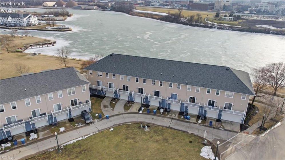 323 Arizona Avenue, Lorain, 44052, 2 Bedrooms Bedrooms, ,3 BathroomsBathrooms,Residential,For Sale,Arizona,20261030