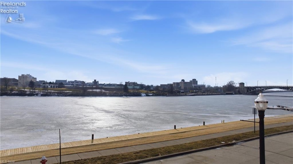 323 Arizona Avenue, Lorain, 44052, 2 Bedrooms Bedrooms, ,3 BathroomsBathrooms,Residential,For Sale,Arizona,20261030