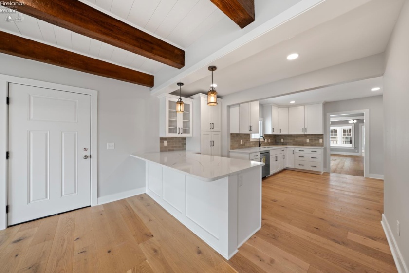 19 Beach Street, Port Clinton, 43452, 4 Bedrooms Bedrooms, ,3 BathroomsBathrooms,Residential,For Sale,Beach,20261048