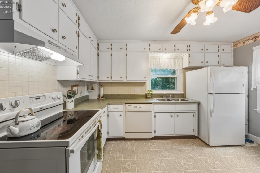 360 Bridge Road, Marblehead, 43440, 4 Bedrooms Bedrooms, ,2 BathroomsBathrooms,Residential,For Sale,Bridge,20254591