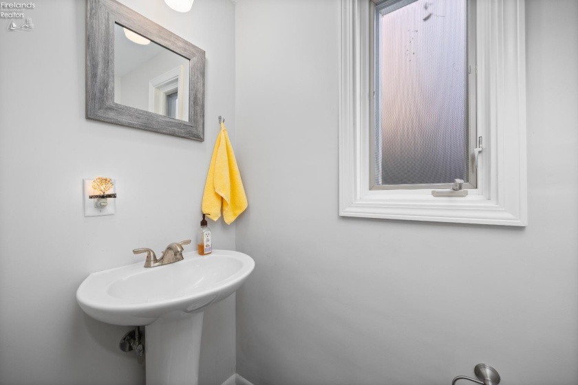 18500 Edgewood Drive, Rocky River, 44116, 3 Bedrooms Bedrooms, ,2 BathroomsBathrooms,Residential,For Sale,Edgewood,20261087