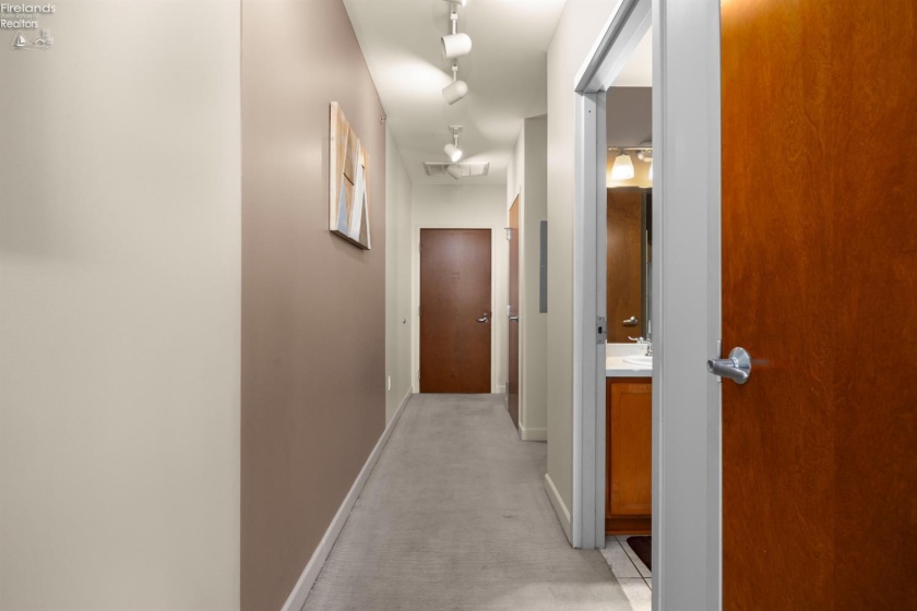 401 Shoreline Drive, Sandusky, 44870, 2 Bedrooms Bedrooms, ,2 BathroomsBathrooms,Residential,For Sale,Shoreline,20260877