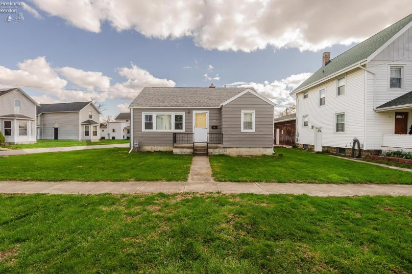 241 Hall Street, Tiffin, 44883, 3 Bedrooms Bedrooms, ,1 BathroomBathrooms,Residential,For Sale,Hall,20261163