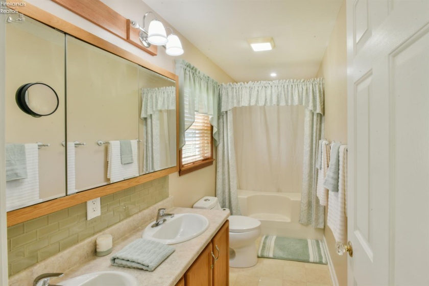 1780 Anna Drive, Marblehead, 43440, 3 Bedrooms Bedrooms, ,2 BathroomsBathrooms,Residential,For Sale,Anna,20261086