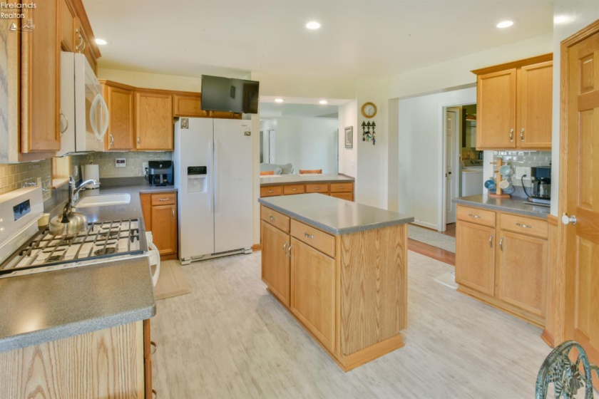 1780 Anna Drive, Marblehead, 43440, 3 Bedrooms Bedrooms, ,2 BathroomsBathrooms,Residential,For Sale,Anna,20261086