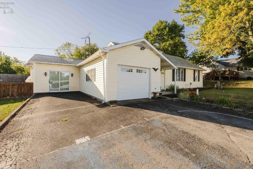 2058 Skyline Drive, Marblehead, 43440, 3 Bedrooms Bedrooms, ,2 BathroomsBathrooms,Residential,For Sale,Skyline,20261292