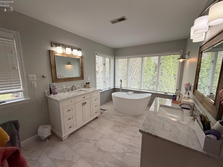 1 Jennifer Way, Norwalk, 44857, 4 Bedrooms Bedrooms, ,6 BathroomsBathrooms,Residential,For Sale,Jennifer,20261283