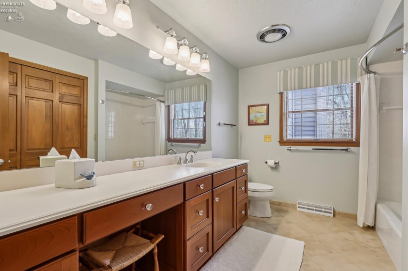 6860 Cliffside Drive, Vermilion, 44089, ,4 BathroomsBathrooms,Residential,For Sale,Cliffside,20261317