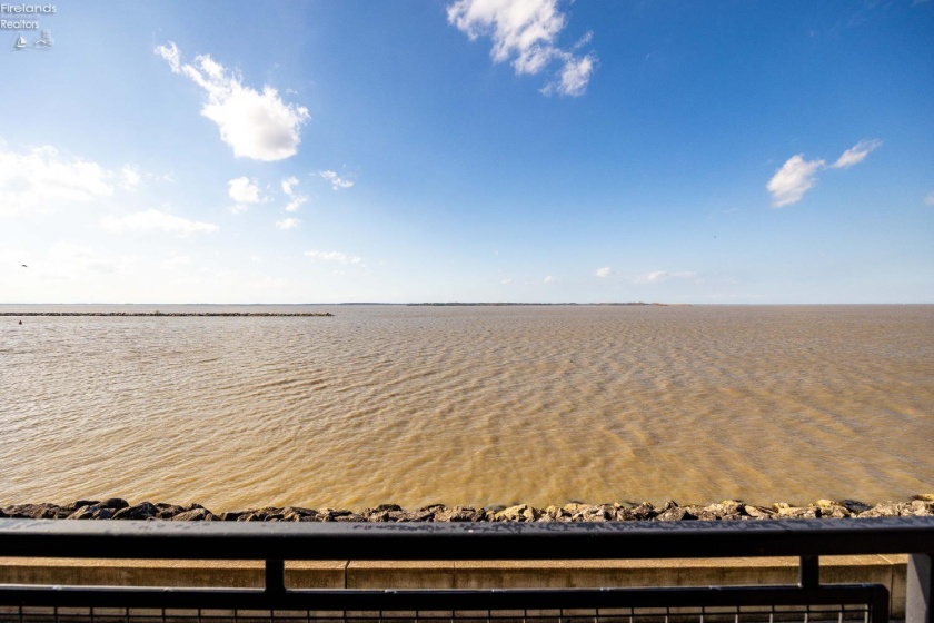 401 Shoreline Drive, Sandusky, 44870, 2 Bedrooms Bedrooms, ,2 BathroomsBathrooms,Residential,For Sale,Shoreline,20261291