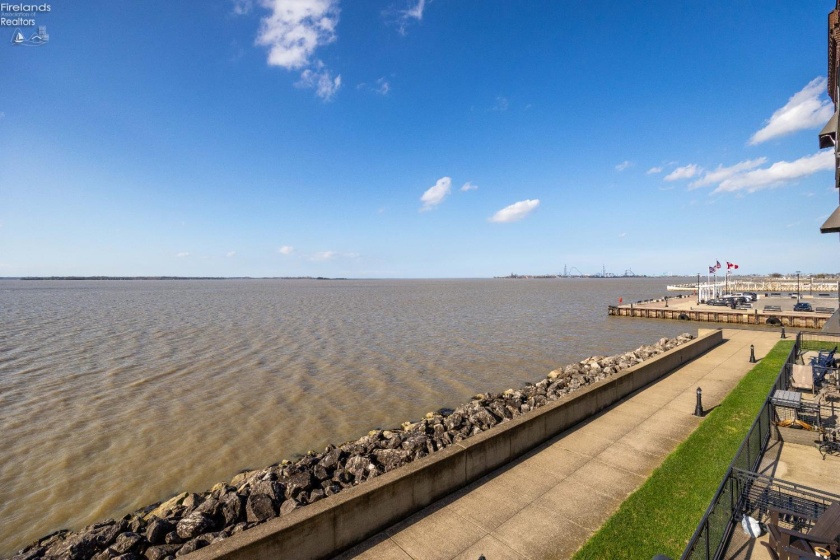 401 Shoreline Drive, Sandusky, 44870, 2 Bedrooms Bedrooms, ,2 BathroomsBathrooms,Residential,For Sale,Shoreline,20261291
