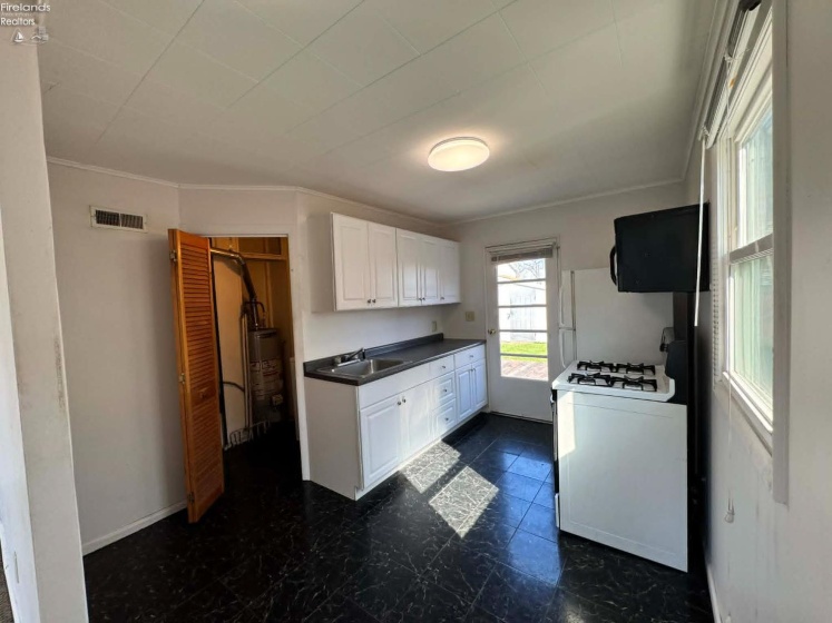 3313 Monroe Street, Sandusky, 44870, 2 Bedrooms Bedrooms, ,1 BathroomBathrooms,Residential,For Sale,Monroe,20261330