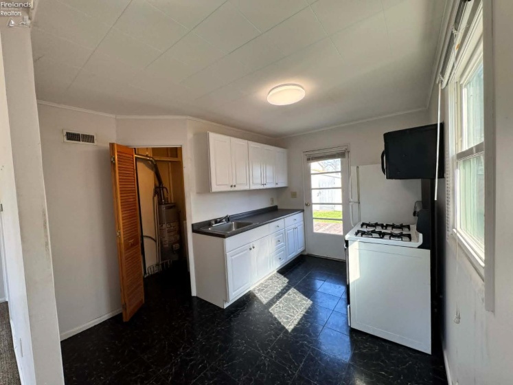 3313 Monroe Street, Sandusky, 44870, 2 Bedrooms Bedrooms, ,1 BathroomBathrooms,Residential,For Sale,Monroe,20261330