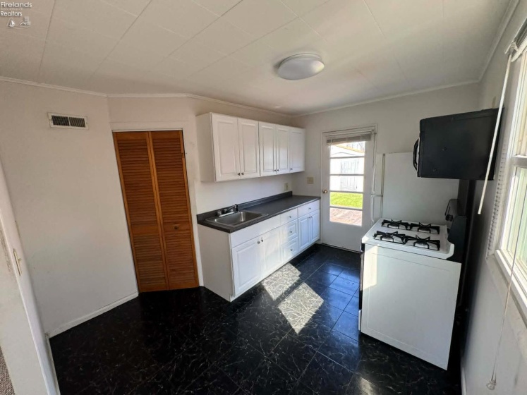 3313 Monroe Street, Sandusky, 44870, 2 Bedrooms Bedrooms, ,1 BathroomBathrooms,Residential,For Sale,Monroe,20261330