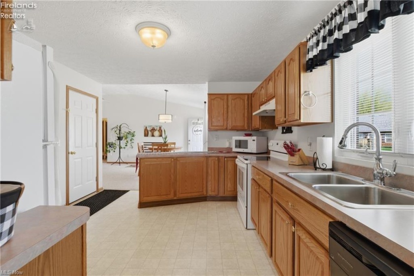 519 Heather Woods Drive, Elyria, 44035, 2 Bedrooms Bedrooms, ,2 BathroomsBathrooms,Residential,For Sale,Heather Woods,20261379