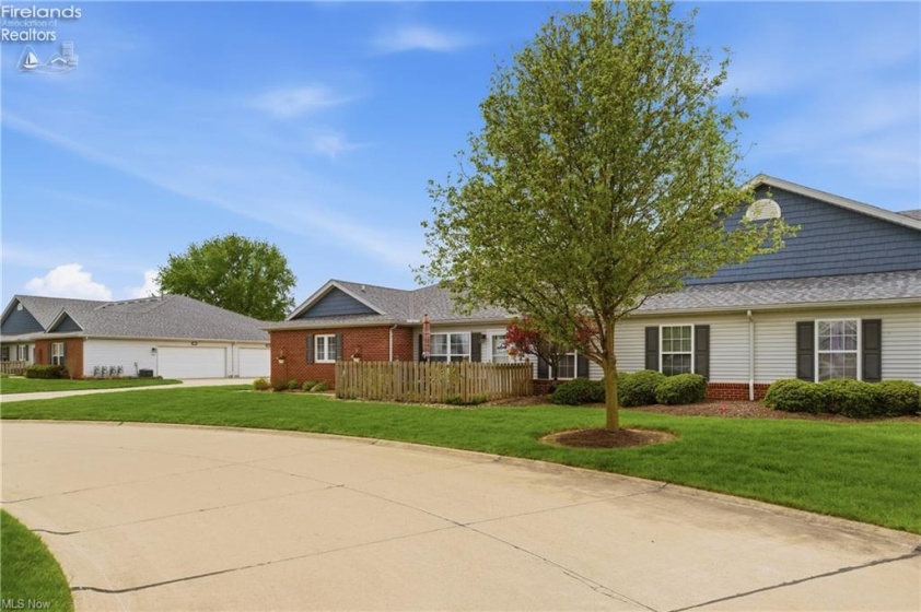 519 Heather Woods Drive, Elyria, 44035, 2 Bedrooms Bedrooms, ,2 BathroomsBathrooms,Residential,For Sale,Heather Woods,20261379