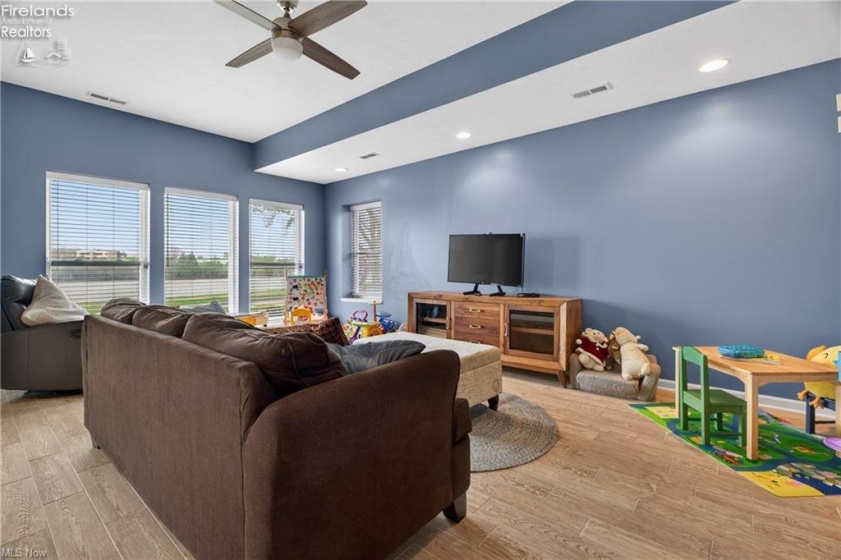 303 Arizona Avenue, Lorain, 44052, 3 Bedrooms Bedrooms, ,4 BathroomsBathrooms,Residential,For Sale,Arizona,20261325