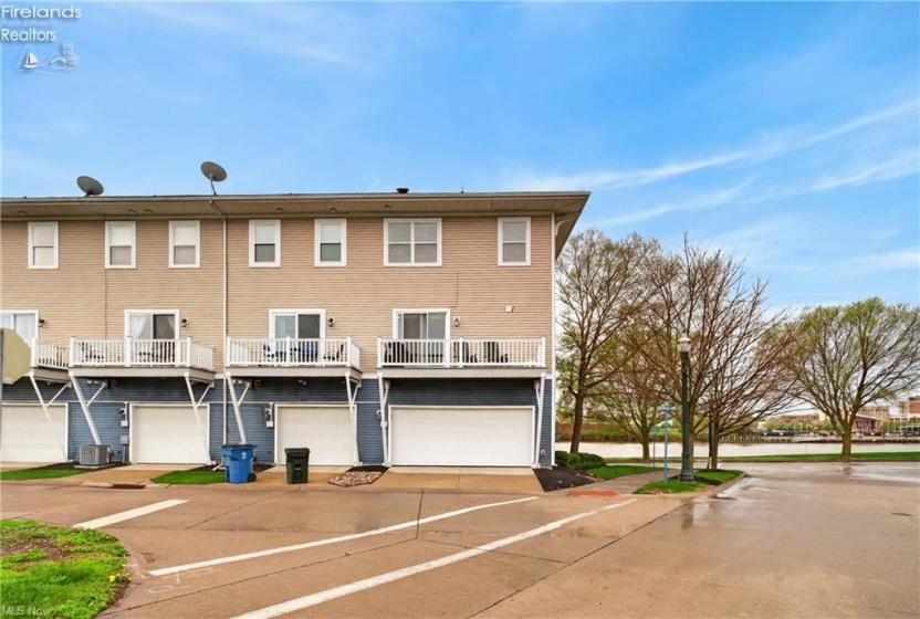 303 Arizona Avenue, Lorain, 44052, 3 Bedrooms Bedrooms, ,4 BathroomsBathrooms,Residential,For Sale,Arizona,20261325