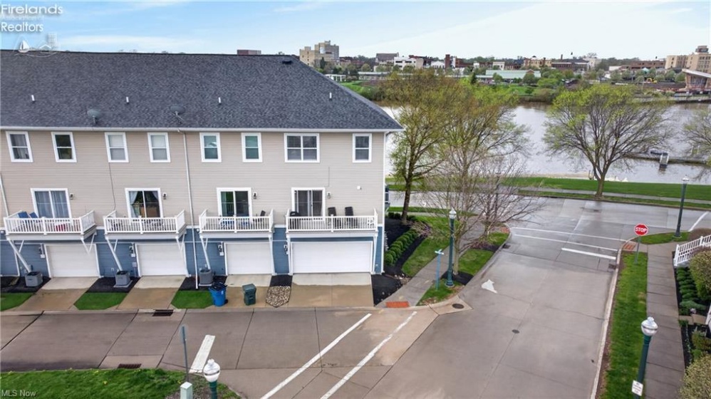 303 Arizona Avenue, Lorain, 44052, 3 Bedrooms Bedrooms, ,4 BathroomsBathrooms,Residential,For Sale,Arizona,20261325