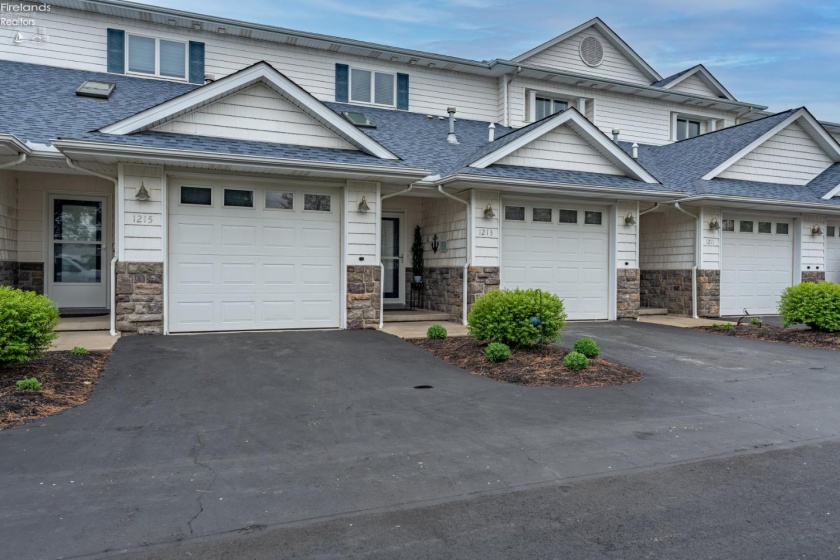 1213 Lakeshore Drive, Port Clinton, 43452, 3 Bedrooms Bedrooms, ,4 BathroomsBathrooms,Residential,For Sale,Lakeshore,20261347