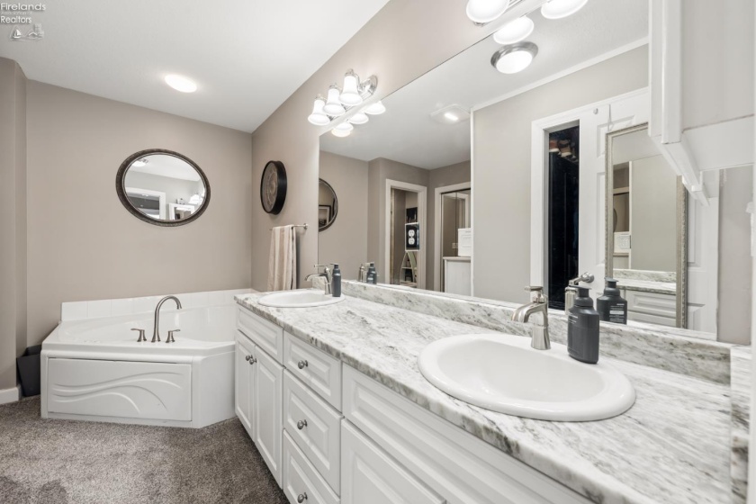 1213 Lakeshore Drive, Port Clinton, 43452, 3 Bedrooms Bedrooms, ,4 BathroomsBathrooms,Residential,For Sale,Lakeshore,20261347